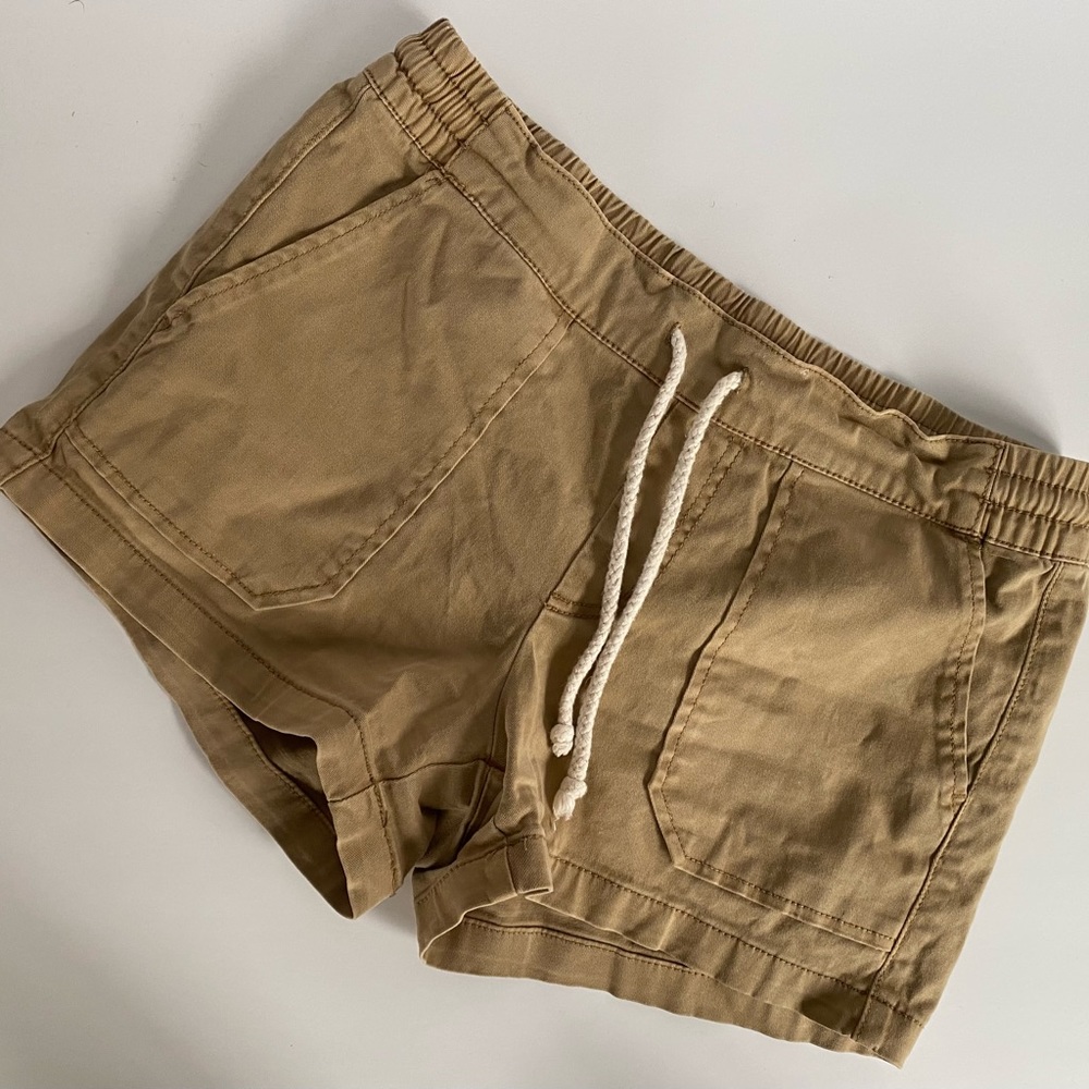 C&C California khaki elastic waist drawstring pocket front shorts.
